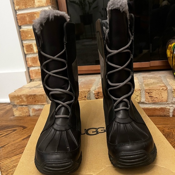 Like new Ugg boots. Super warm and hardly worn - Picture 1 of 3